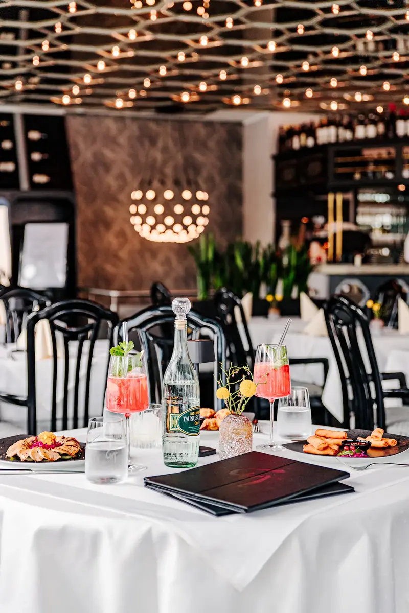 Festlich gedeckter Tisch mit Cocktails im Bambus Garden