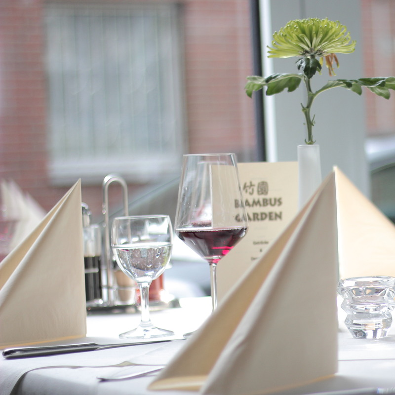 Elegant gedeckter Tisch mit Weinglas und Menükarte